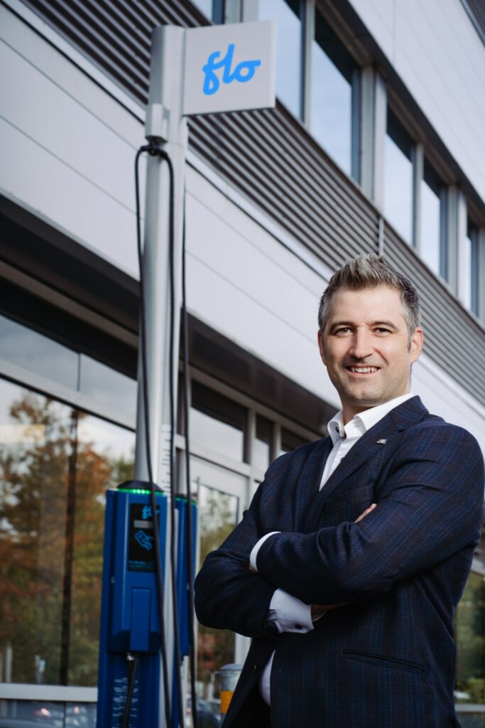 Louis Tremblay, PDG de FLO, devant une borne de recharge.