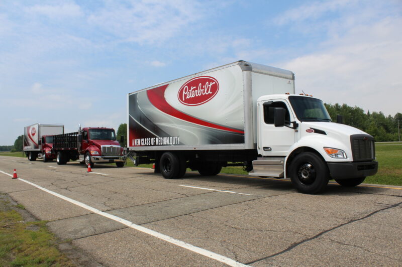 Un coup d'oeil sur les camions de poids moyen de Peterbilt et sur l'usine québécoise qui les fabrique article image