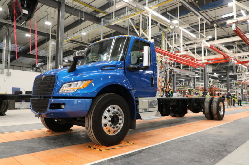 Navistar livre les premiers camions électriques International eMV au Canada article image