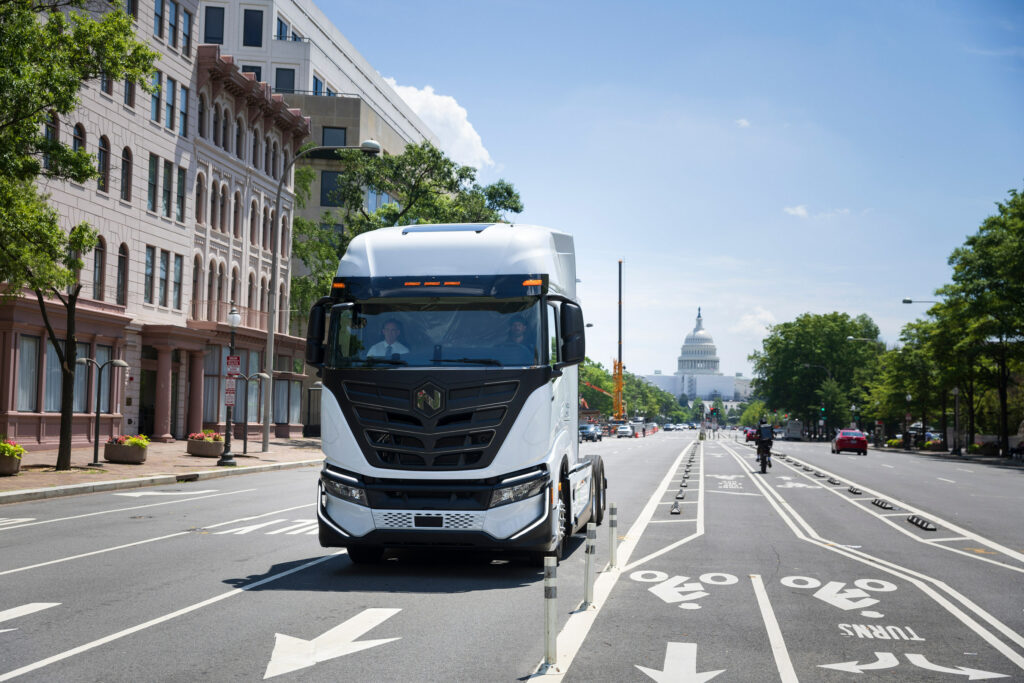 Camion Nikola Tre à batteries vu de face alors qu’il circule sur Pennsylvania Avenue à Washington.

