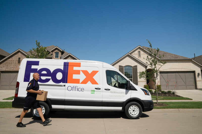 FedEx Office met à l’essai des fourgons E-Transit électriques article image