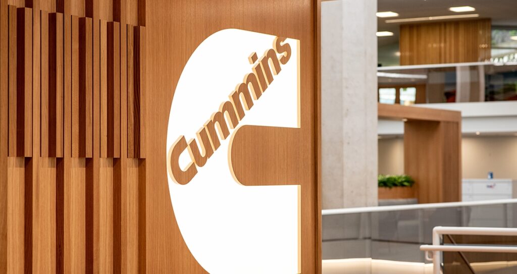 Logo de Cummins dans le lobby du siège social.