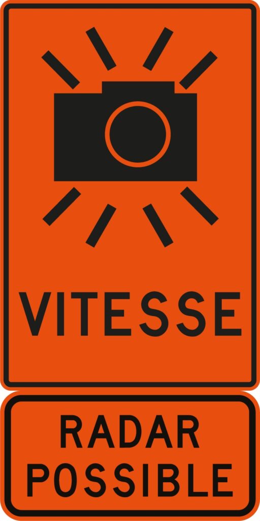Panneau de signalisation orange (zone de construction) qui annonce la présence d’un radar photo.