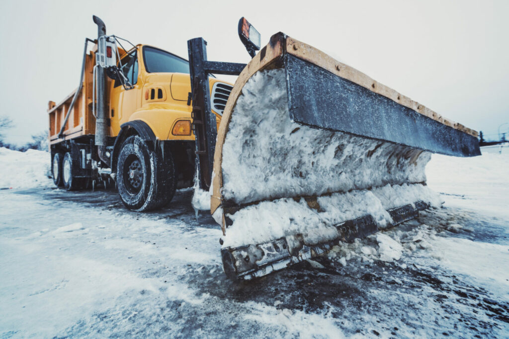 Vue de face en contre-plongée d’un camion Sterling avec une lame de déneigement.