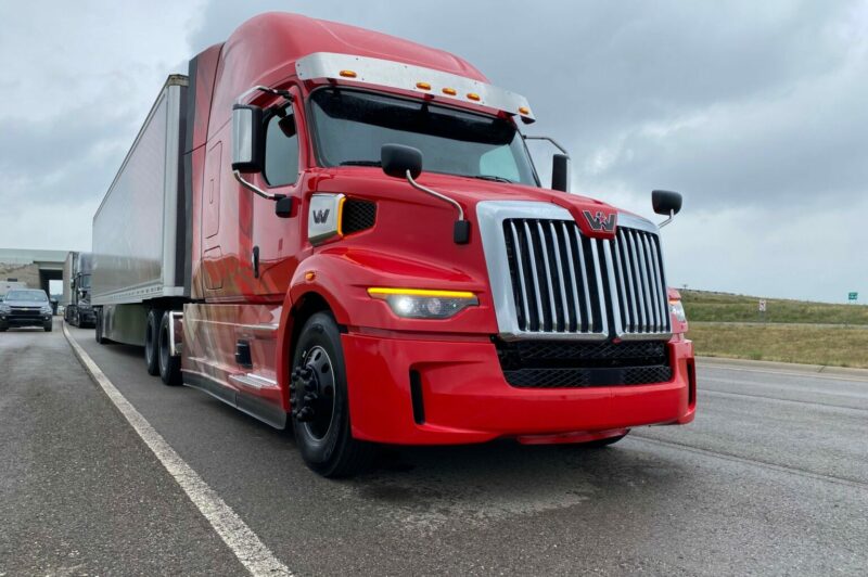 Western Star complète sa X-Series avec un tracteur routier redessiné article image