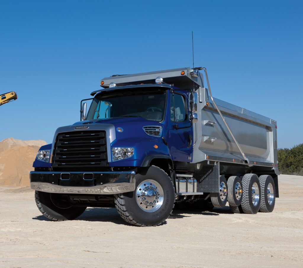 Camion dompeur Freightliner 114 SD dans un pit de sable.
