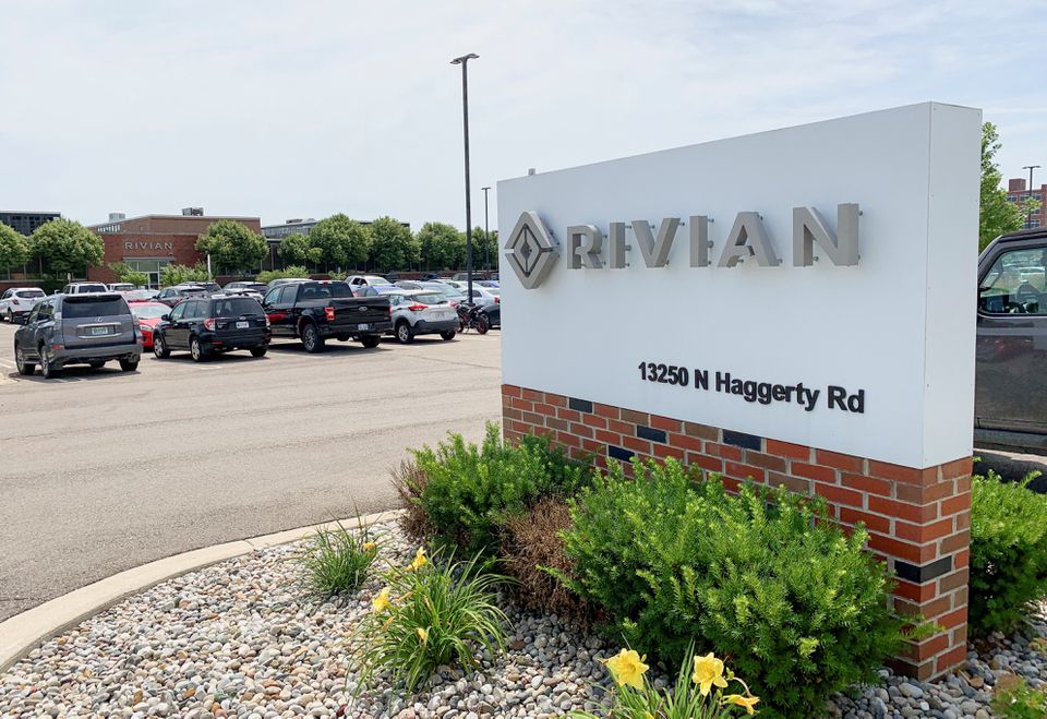 Enseigne Rivian devant son site de Plymouth au Michigan.