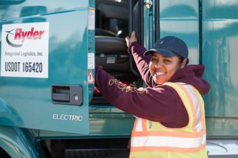 Ryder loue des camions VNR Electric pour desservir une usine du groupe Volvo article image