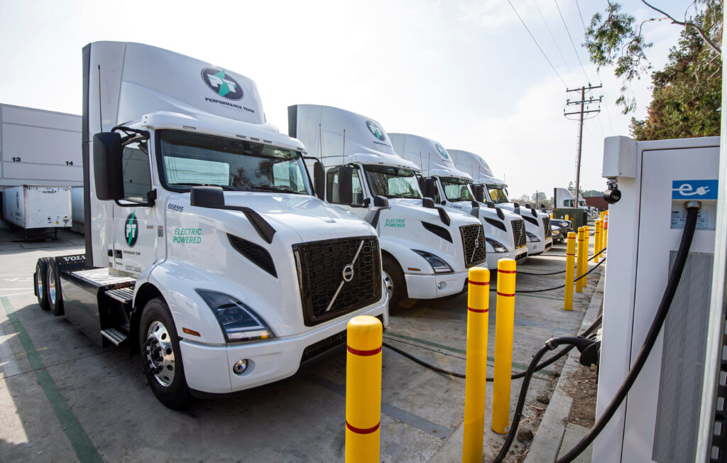 Rangée de camions Volvo électriques en train de recharger.