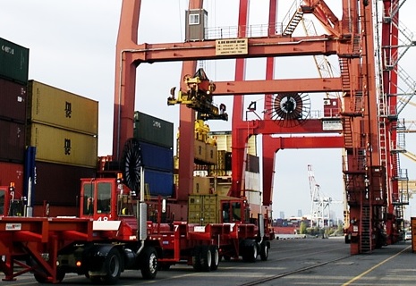 Machinerie de manutention de conteneurs au terminal Termont du Port de Montréal.