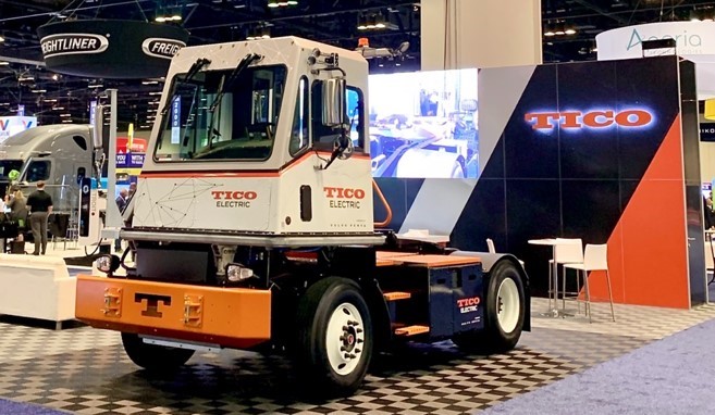 Tracteur de manœuvre électrique Tico dans un kiosque de foire commerciale.