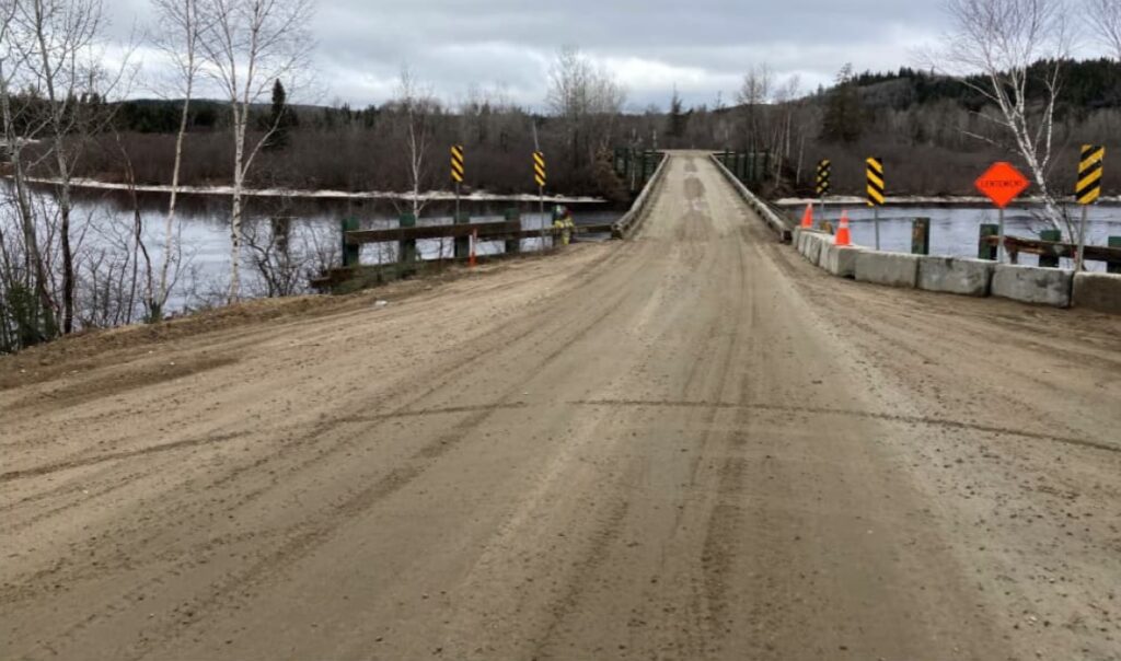Blocs de béton en bordure d’une route près d’un pont.