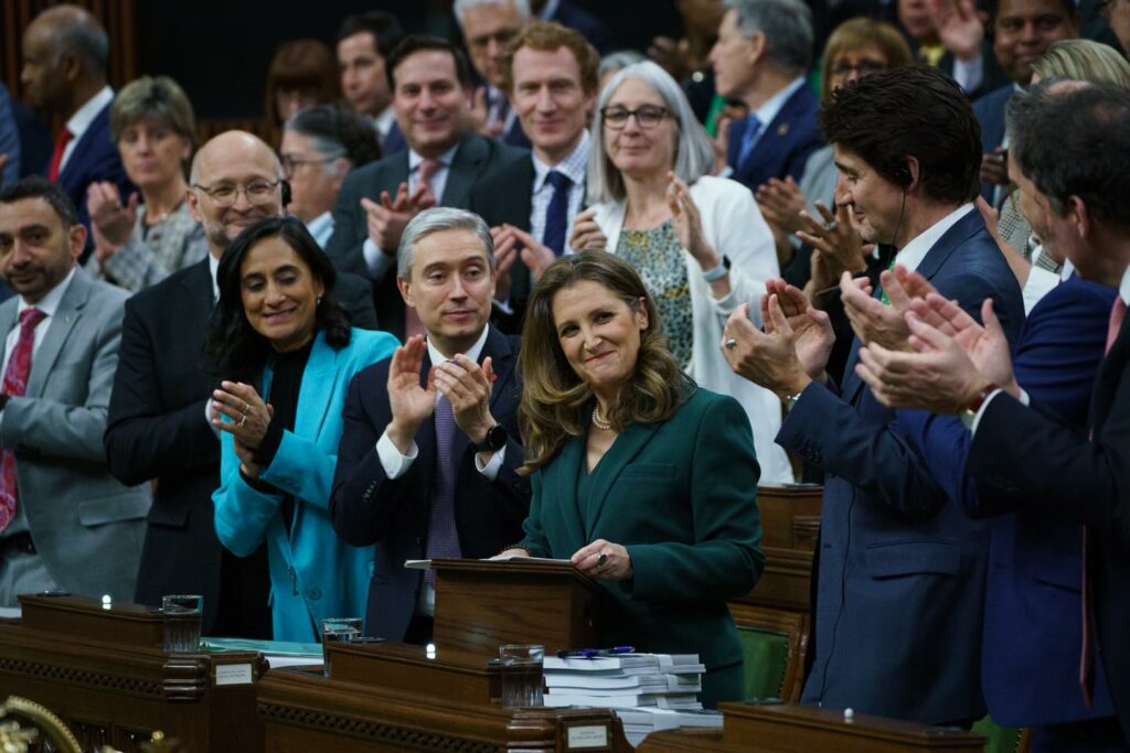 Chrystia Freeland dépose son budget aux Communes, sous les applaudissements de Trudeau et de ses collègues.