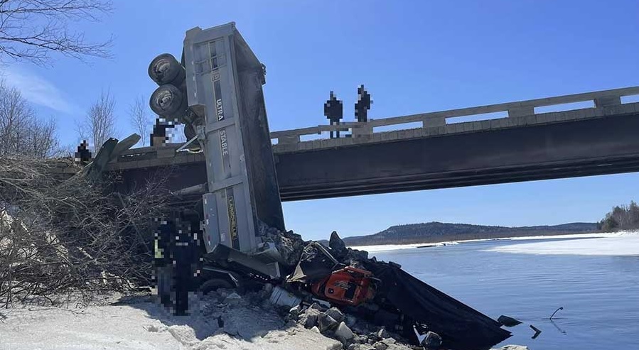 Camion à la verticale, la cabine au sol, après une chute de la route.