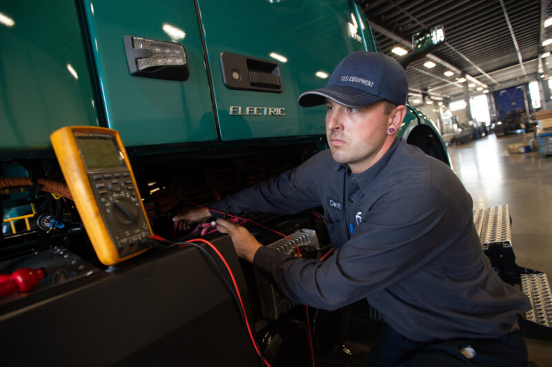 Québec investit 7 millions $ pour former des mécanos de poids lourds électriques article image