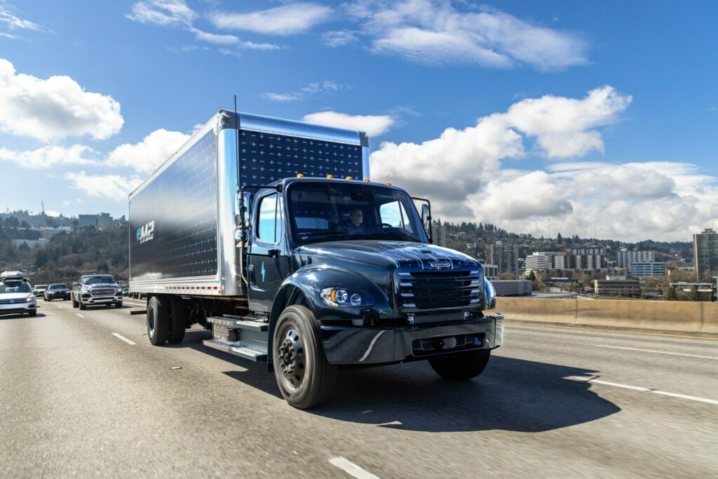Freightliner eM2 sur la route avec fourgon.