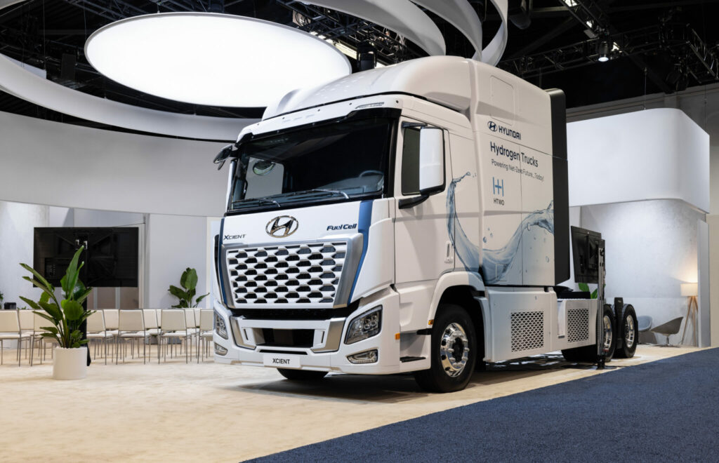 Tracteur Hyundai Xcient sur le plancher de l’ACT Expo 2023.