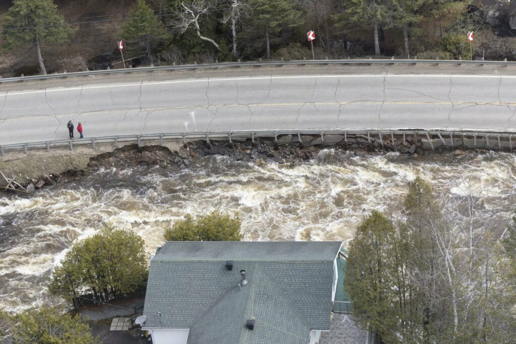 Rivière-Noire qui s’est retirée de la route 131 à Sainte-Émélie-de-l'Énergie, dans Lanaudière.