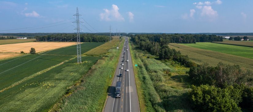 Vue aérienne de la circulation sur l’autoroute 55
