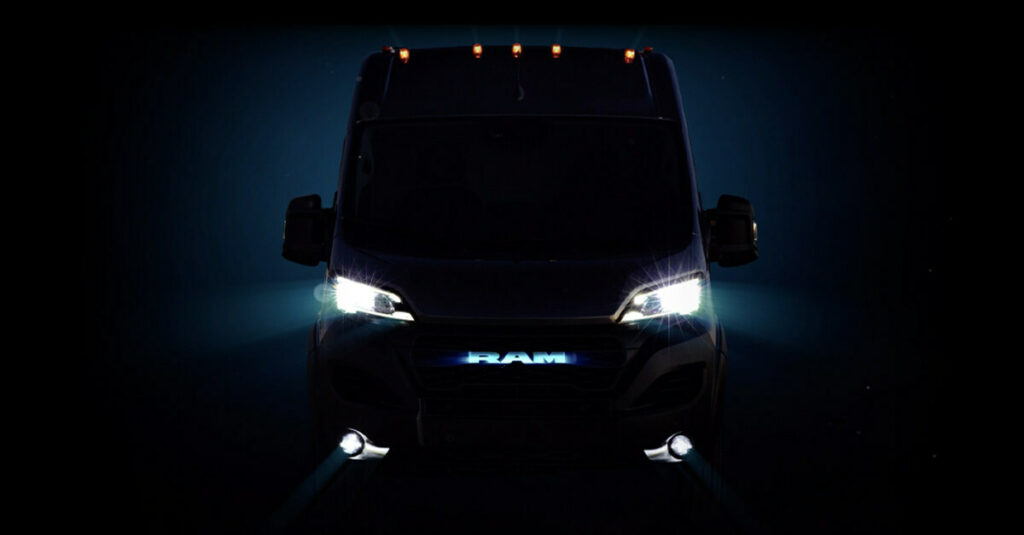 Photo mystère de Ram ProMaster dans le noir, on ne voit que les phares allumés