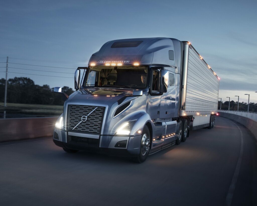 Volvo VNL760 avec remorque sur une bretelle d’autoroute en soirée
