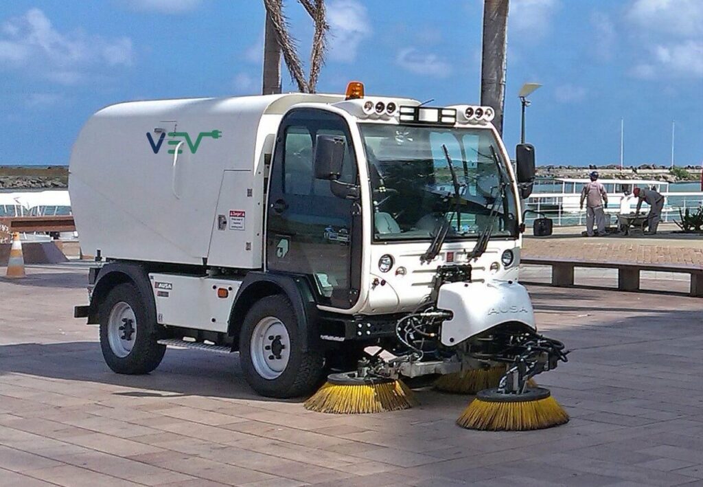 Camion balai-brosse électrique Exprolink, fabriqué au Québec.