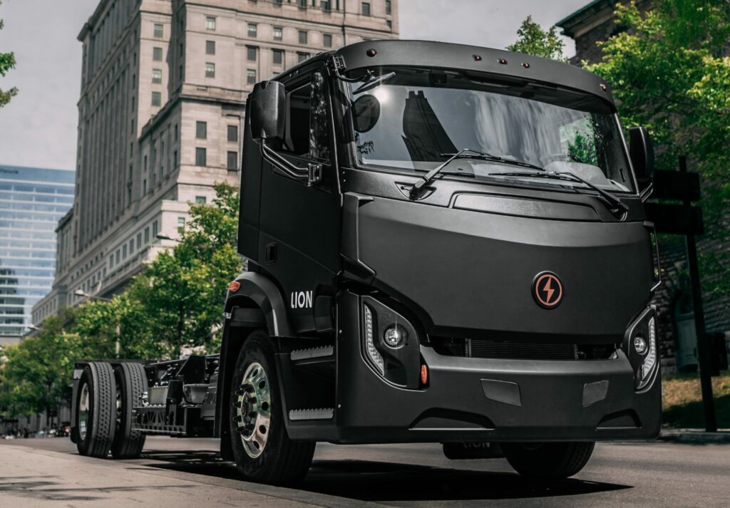 Camion Lion, noir, dans les rues de Montréal.