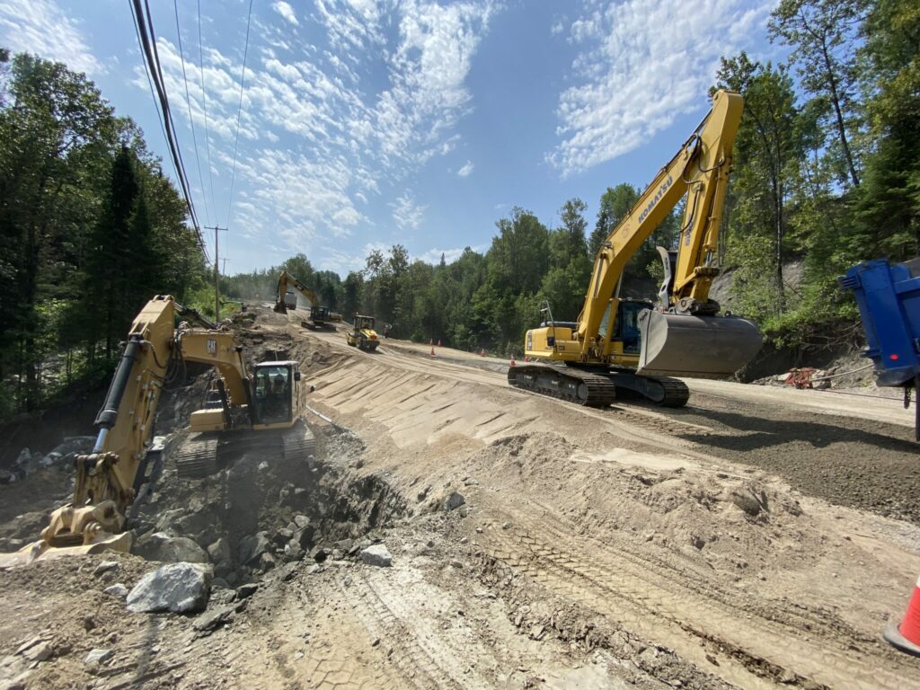 Machinerie lourde au travail sur la route 170 à Rivière-Éternité