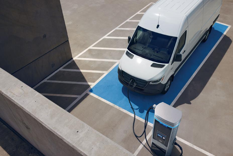 Fourgon Sprinter électrique en recharge vu de haut