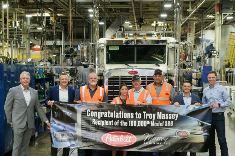 <strong>Peterbilt célèbre la production de 100 000 exemplaires du 389 au Texas</strong> article image