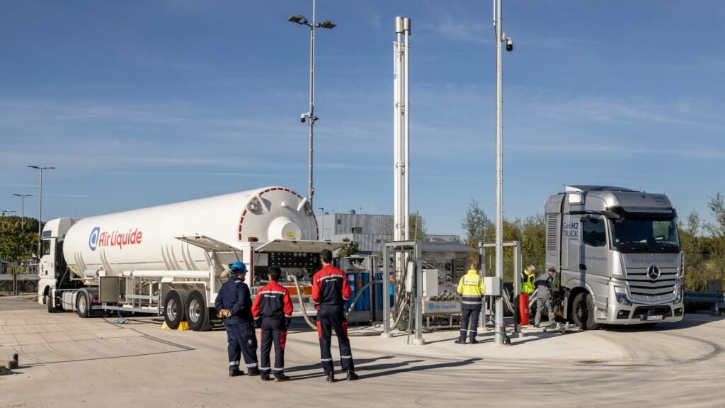 Camion Air Liquide ravitaille un camion à hydrogène Daimler.