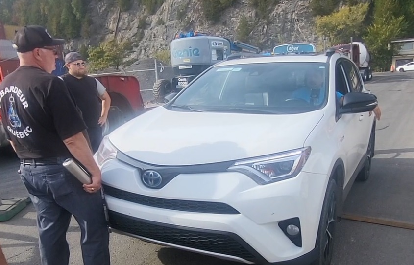 Voiture s’avance vers un débardeur en lock-out du port de Québec
