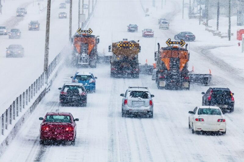 Camions de déneigement en convoi sur l'autoroute