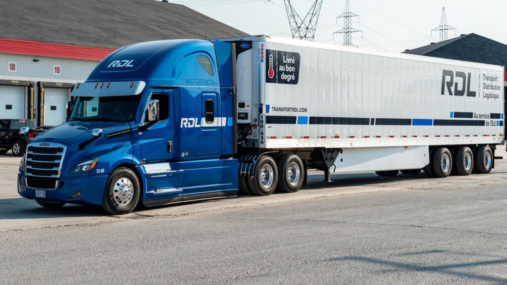 Camion et remorque RDL vus de côté.