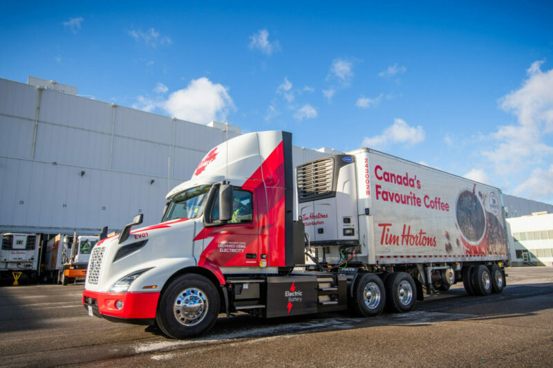 Tim Hortons déploie un camion électrique en Ontario. Un autre suivra en Colombie-Britannique article image