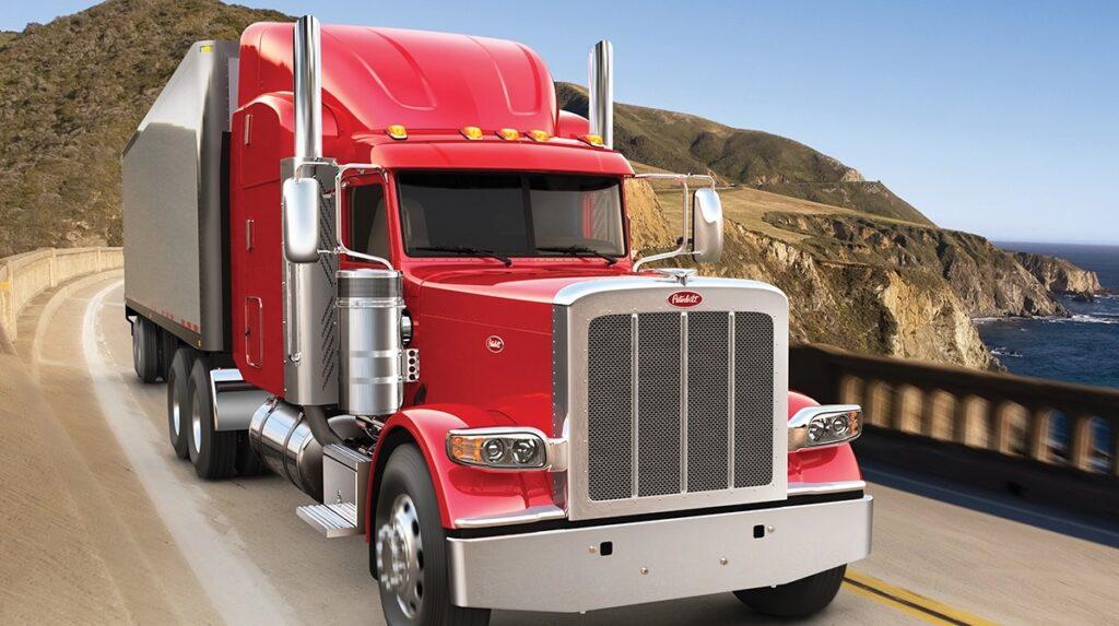 Peterbilt 389 rouge, vu de face sur la route