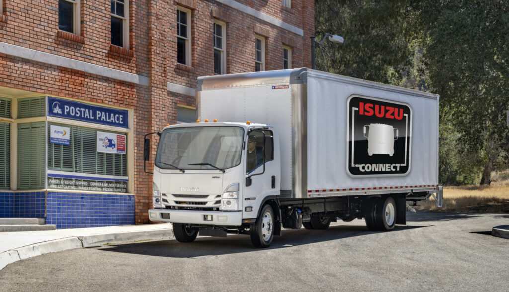 Camion Isuzu devant un bureau de poste américain
