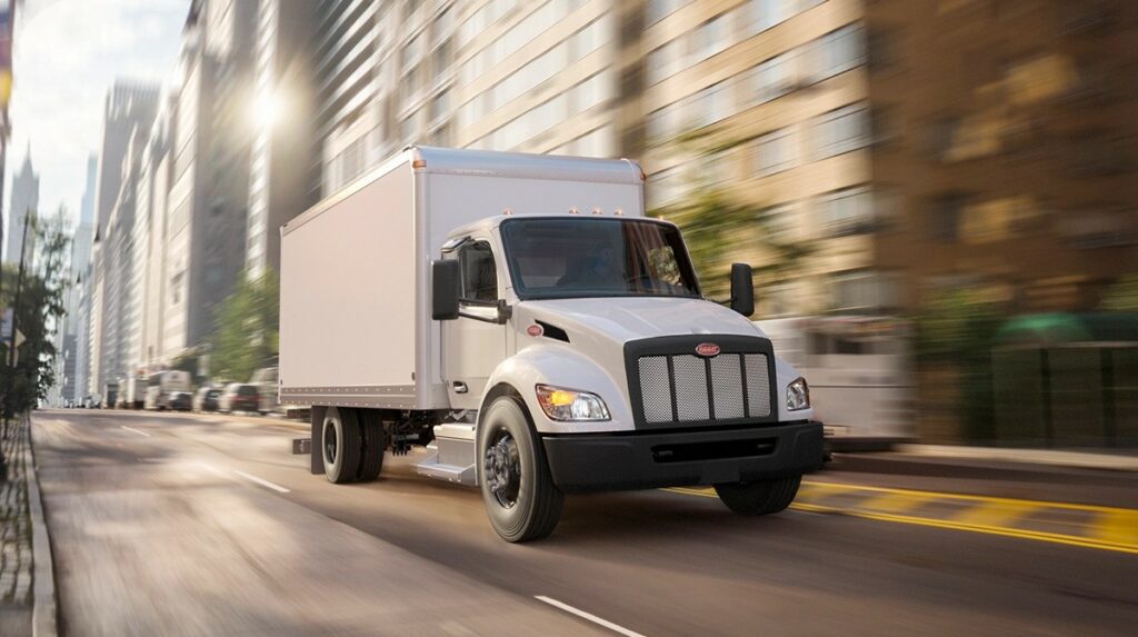 Peterbilt 535 en mouvement en milieu urbain