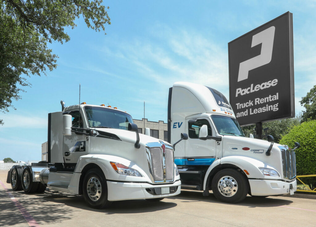 Tracteurs Kenworth et Peterbilt devant enseigne PacLease
