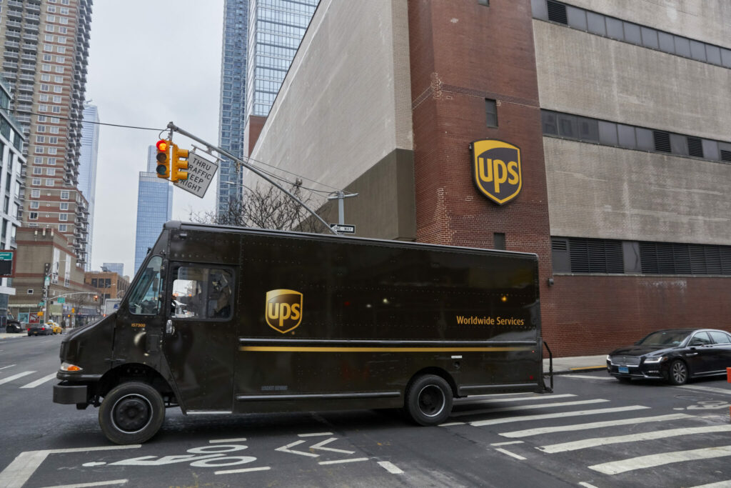 Fourgon UPS en milieu urbain