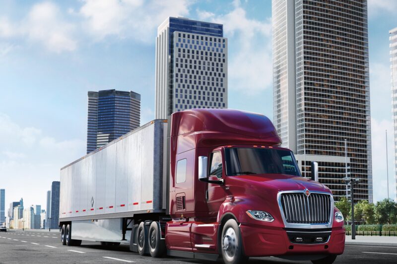 Navistar commence à livrer des camions LT à moteur S13 article image