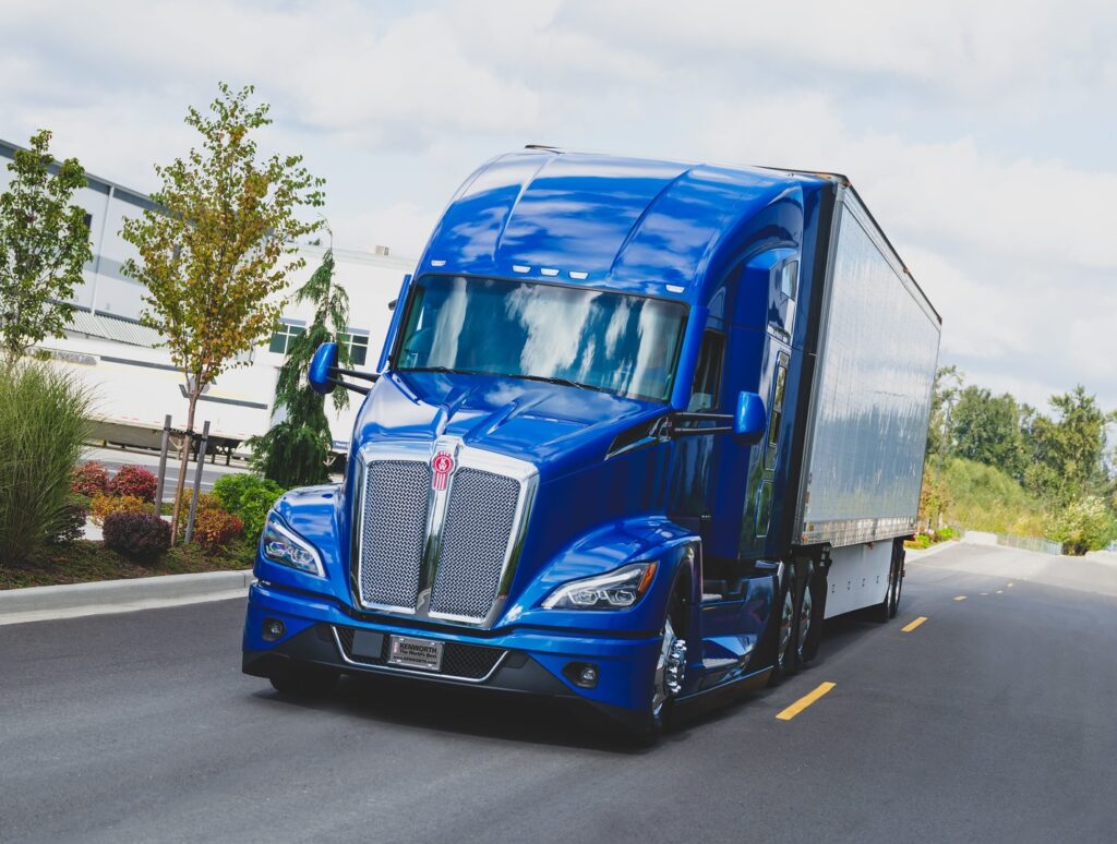 Kenworth T680 sur autoroute vu de face