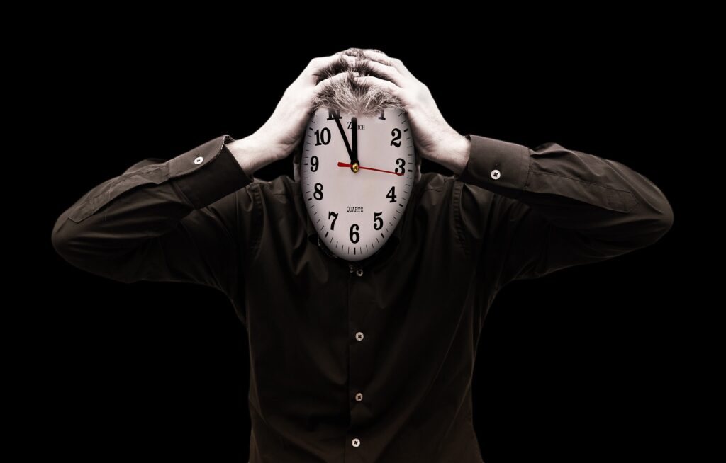 Homme à tête d’horloge, stressé, s’arrache les cheveux