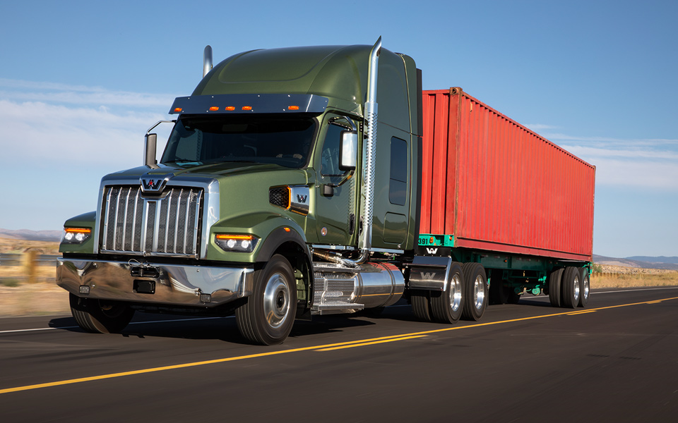 Western Star 49X tracte une remorque porte-conteneur sur autoroute