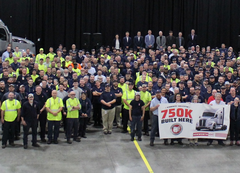 Employés de Kenworth Chillicothe avec bannière 750 000 camions