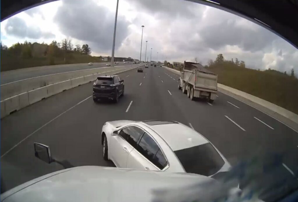 Dascham montre une auto couper un camion sur l’autoroute