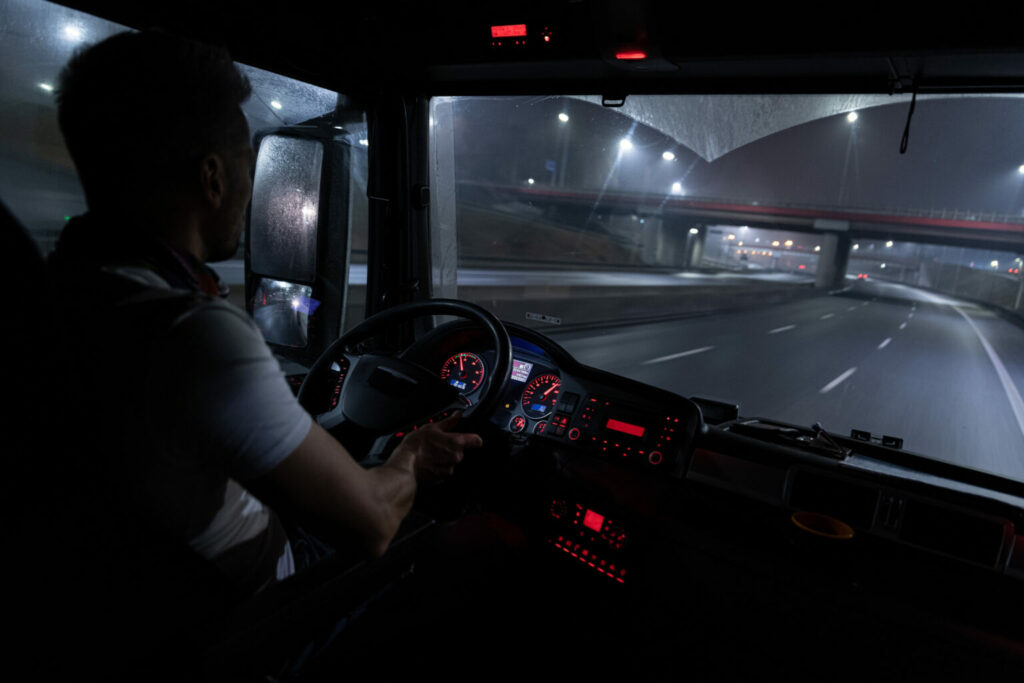 Camionneur dans sa cabine en conduite de nuit