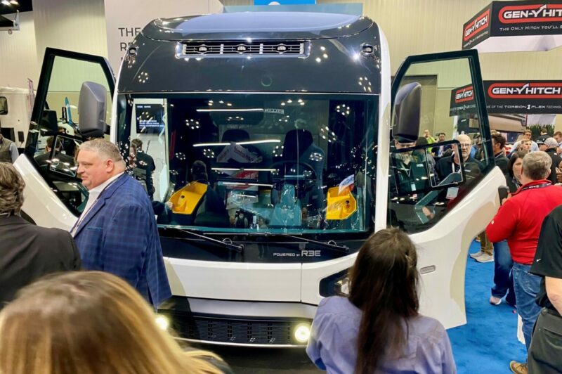 Les fabricants de camions électriques séduisent les clients au Work Truck Show article image