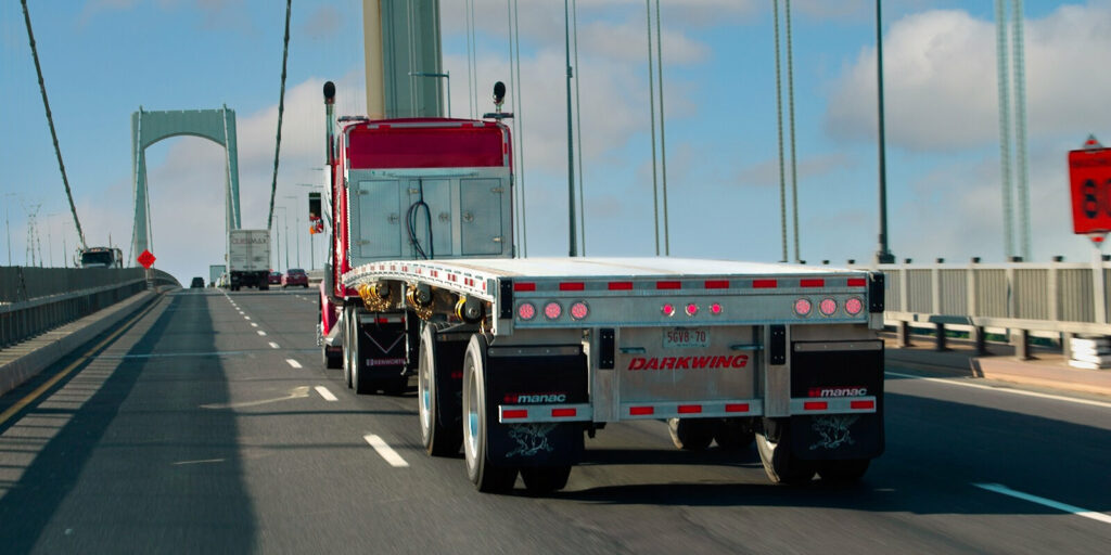 Camion tracte une remorque Darkwing de Manac sur un pont