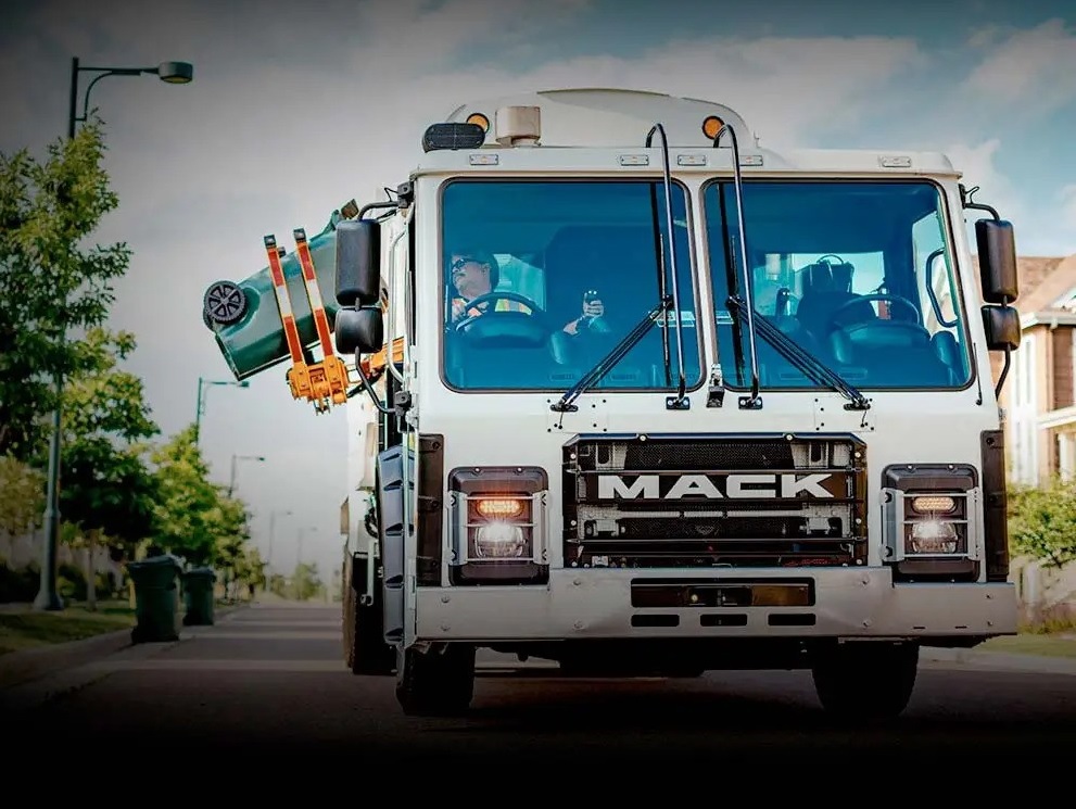 Mack LR vu de face ramasse un bac de recyclage